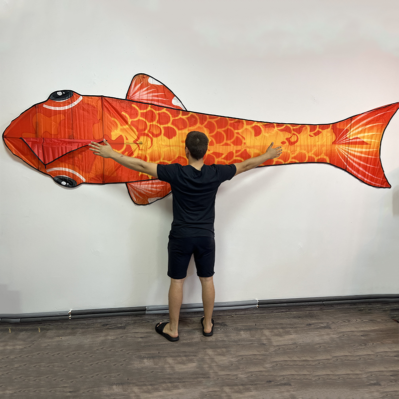 Piros delta sárkány hal formájú