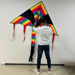 Šarkan delta čierno-farebný s chvostom Šarkan delta čierno-farebný s chvostom