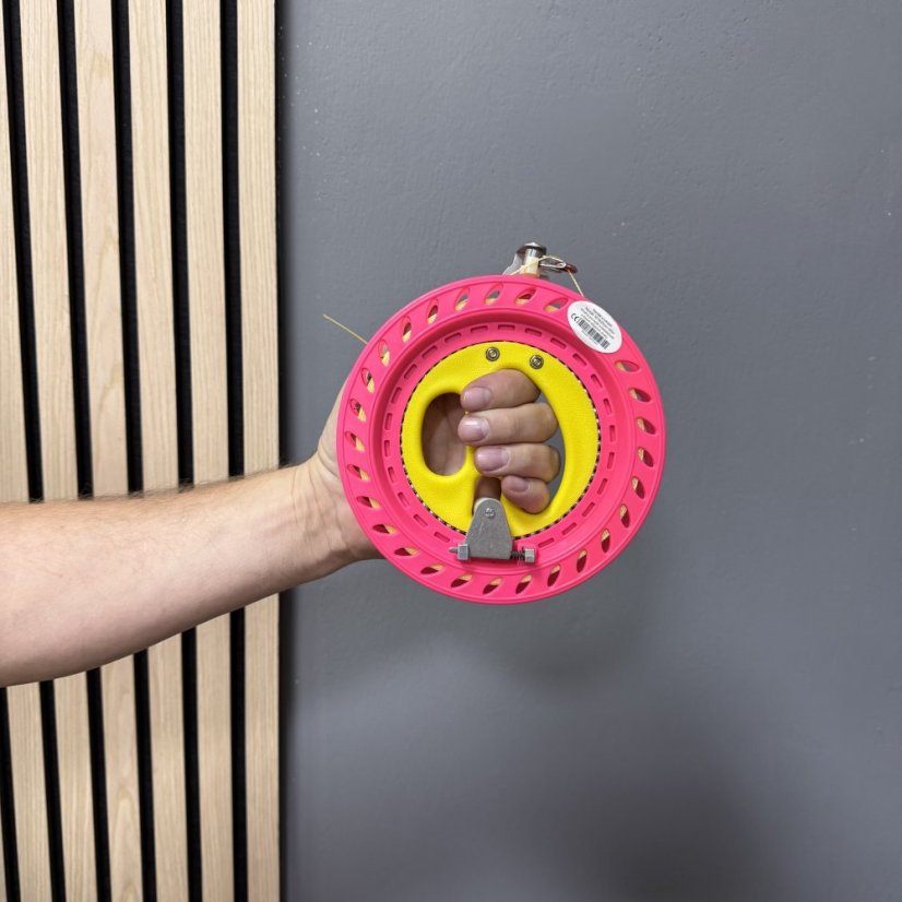 Červený plastový navijak 18cm s rukoväťou