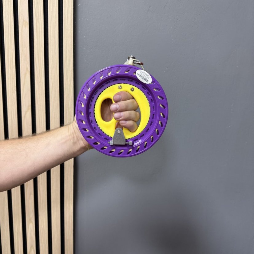 Fialový plastový navijak 18cm s rukoväťou