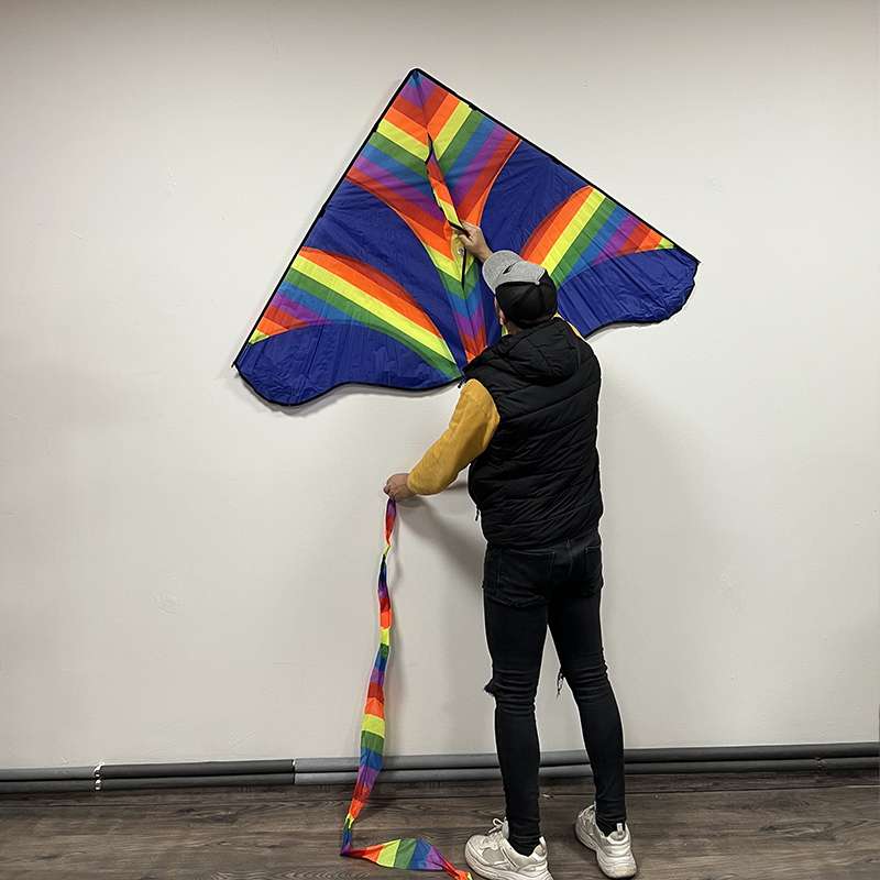 Farebný delta šarkan s chvostom