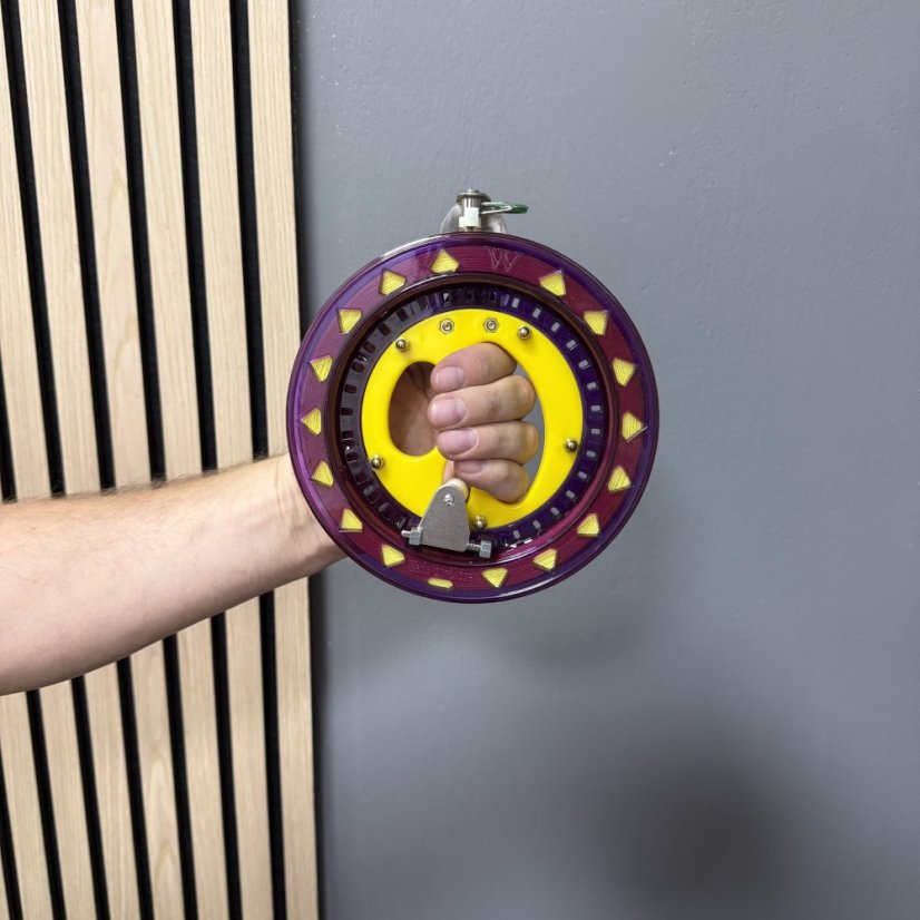 Fialový plastový naviják s rukojetí