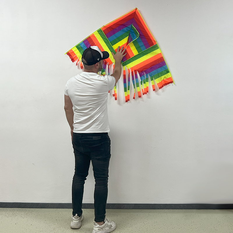 Šarkan dúhový M s farebnými chvostmi