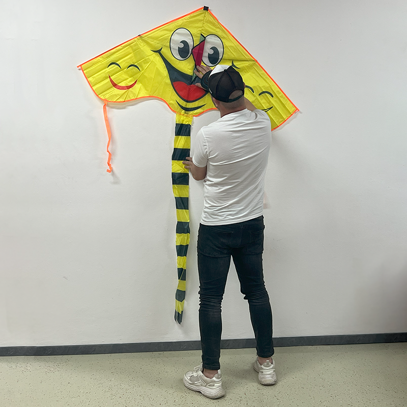 Šarkan smajlík M žlutý diamantový tvar