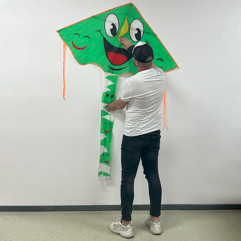 Zelený delta šarkan s úsmevom a chvostom