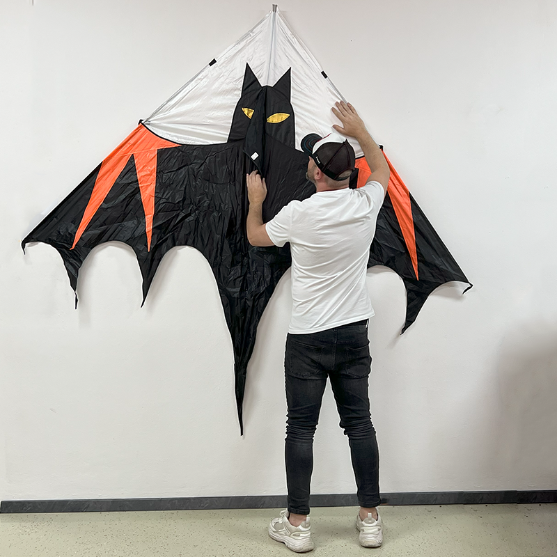 Delta šarkan Batman čierny vzor