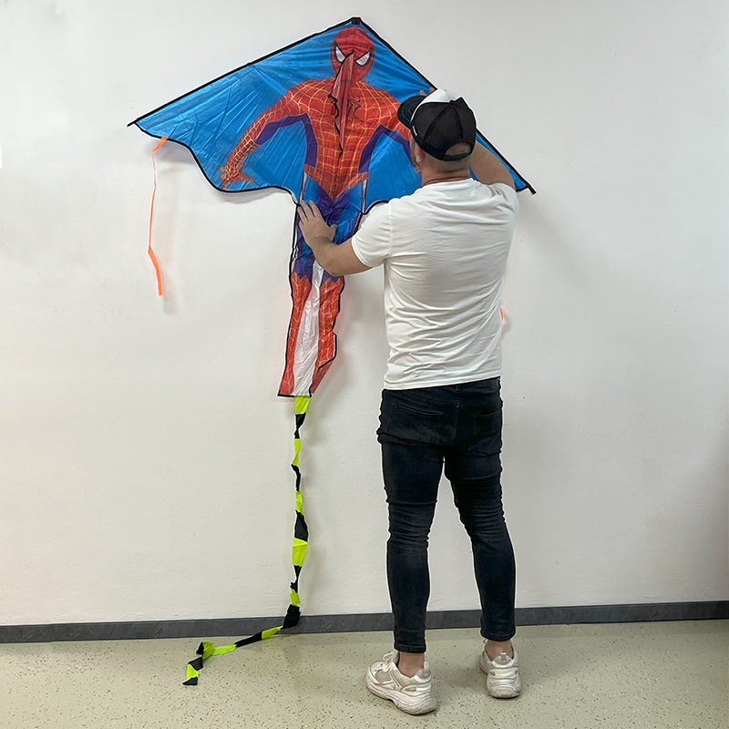 Šarkan pavúk delta červený s chvostem