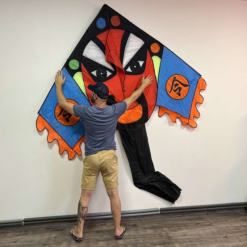 Nagy álarcos delta sárkány piros kék színekben