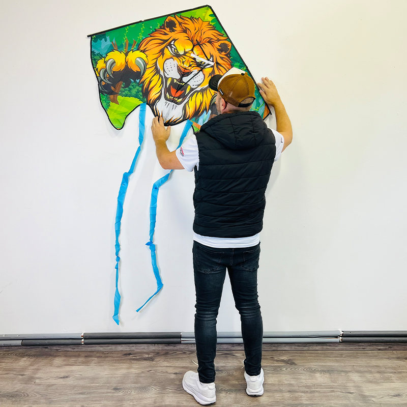 Delta šarkan Lev s farebným chvostom