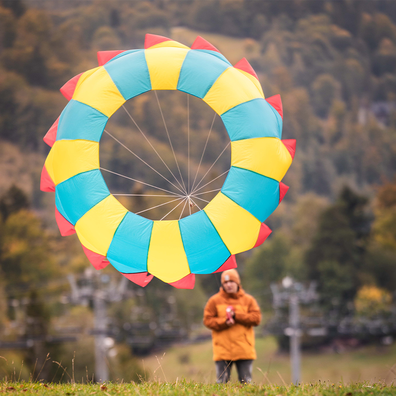3D točivý delta šarkan červeno-žlutý