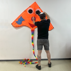 Červený diamantový šarkan úsmev Červený diamantový šarkan úsmev