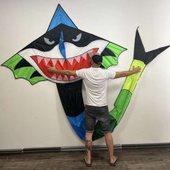 Šarkan tvaru delta s motívem žraloka