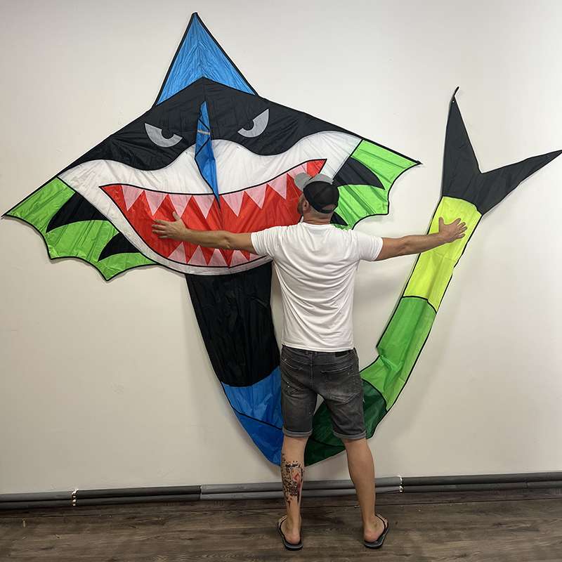 Šarkan tvaru delta s motívem žraloka